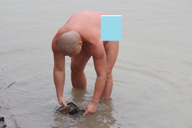 Hà Nội lạnh thấu xương, nhiều người vẫn vô tư ra sông Hồng ngụp lặn như giữa mùa hè